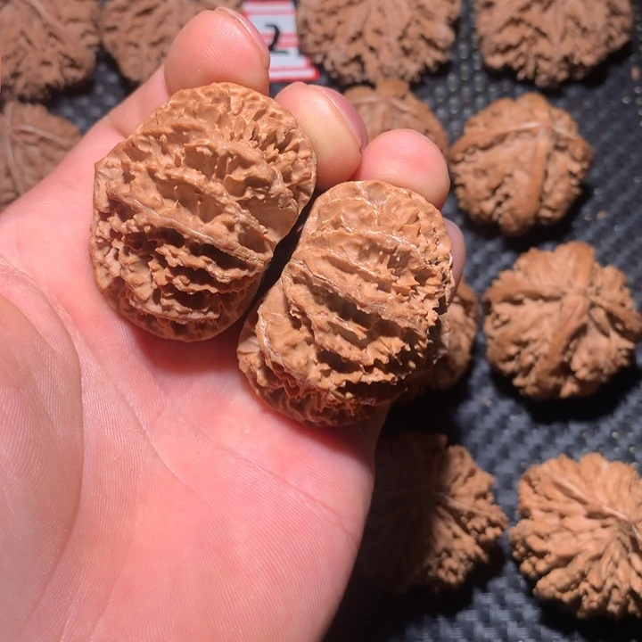 文玩核桃把件瘦****车秦岭野生文玩核桃