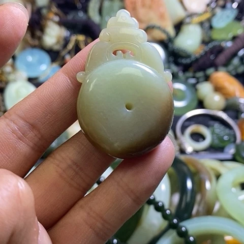 和田玉未镶嵌颈饰挂件