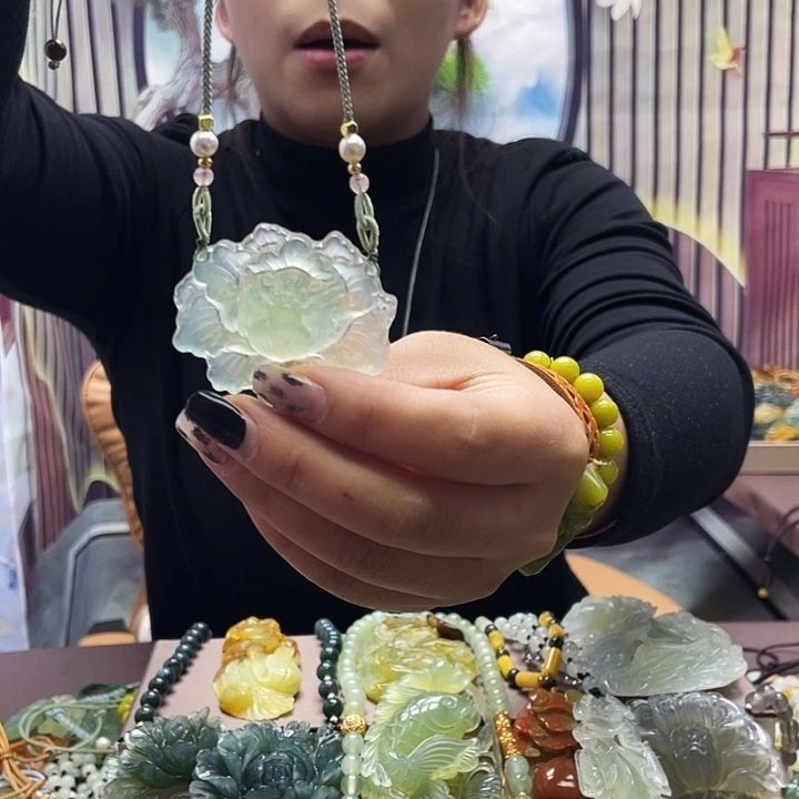 蛇纹石玉未镶嵌颈饰