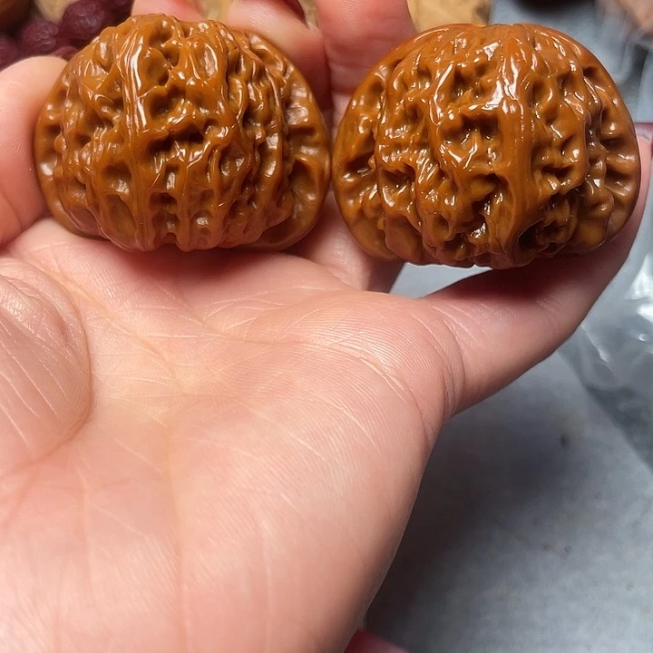 文玩核桃吊坠白狮子