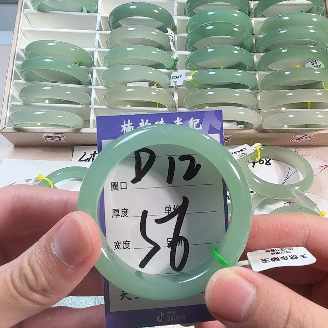 未镶嵌手镯石英质玉