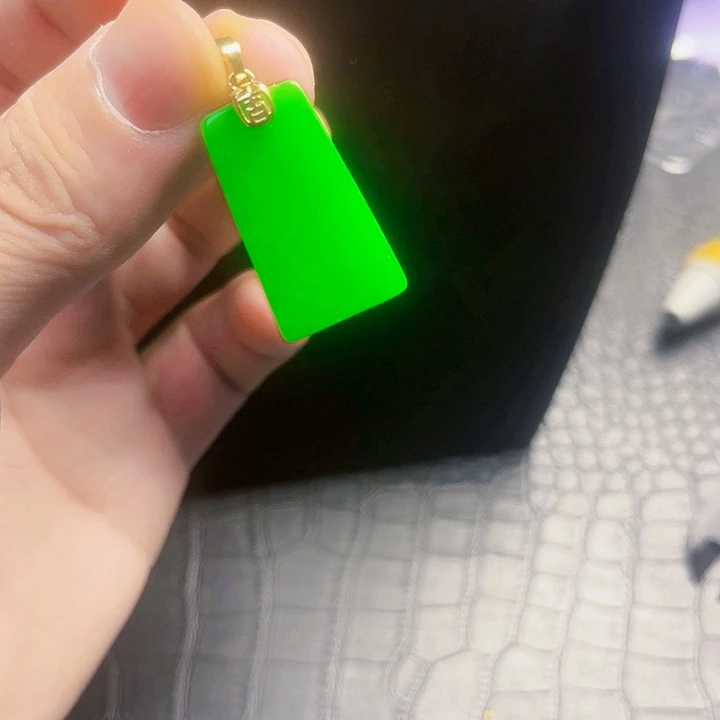 颈饰18K金镶嵌翡翠