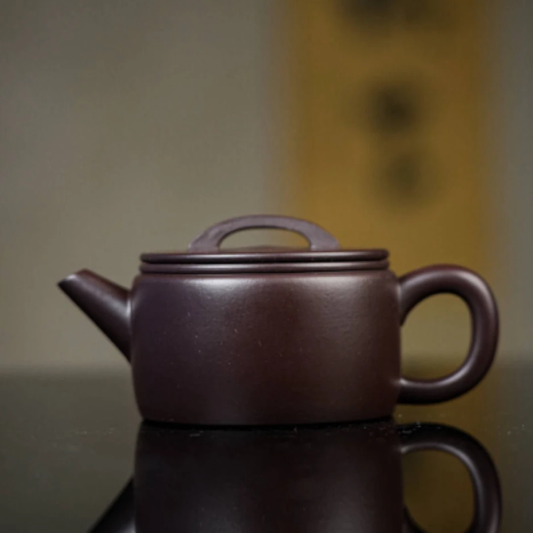 作者：吴敏（工艺美术师）  品名：汉瓦 泥料：老紫泥 容量：140cccc