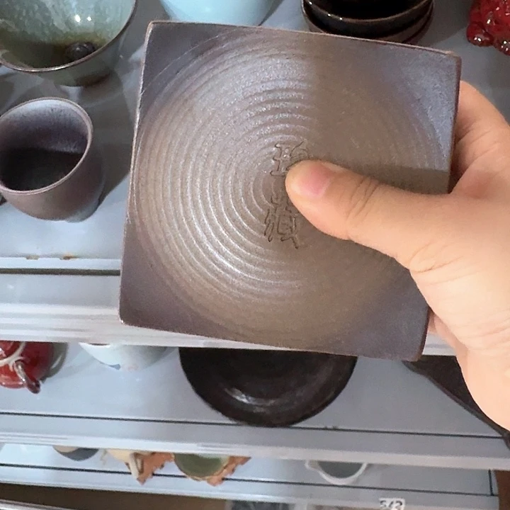 主人杯一个，瓷。。。品茗瓷