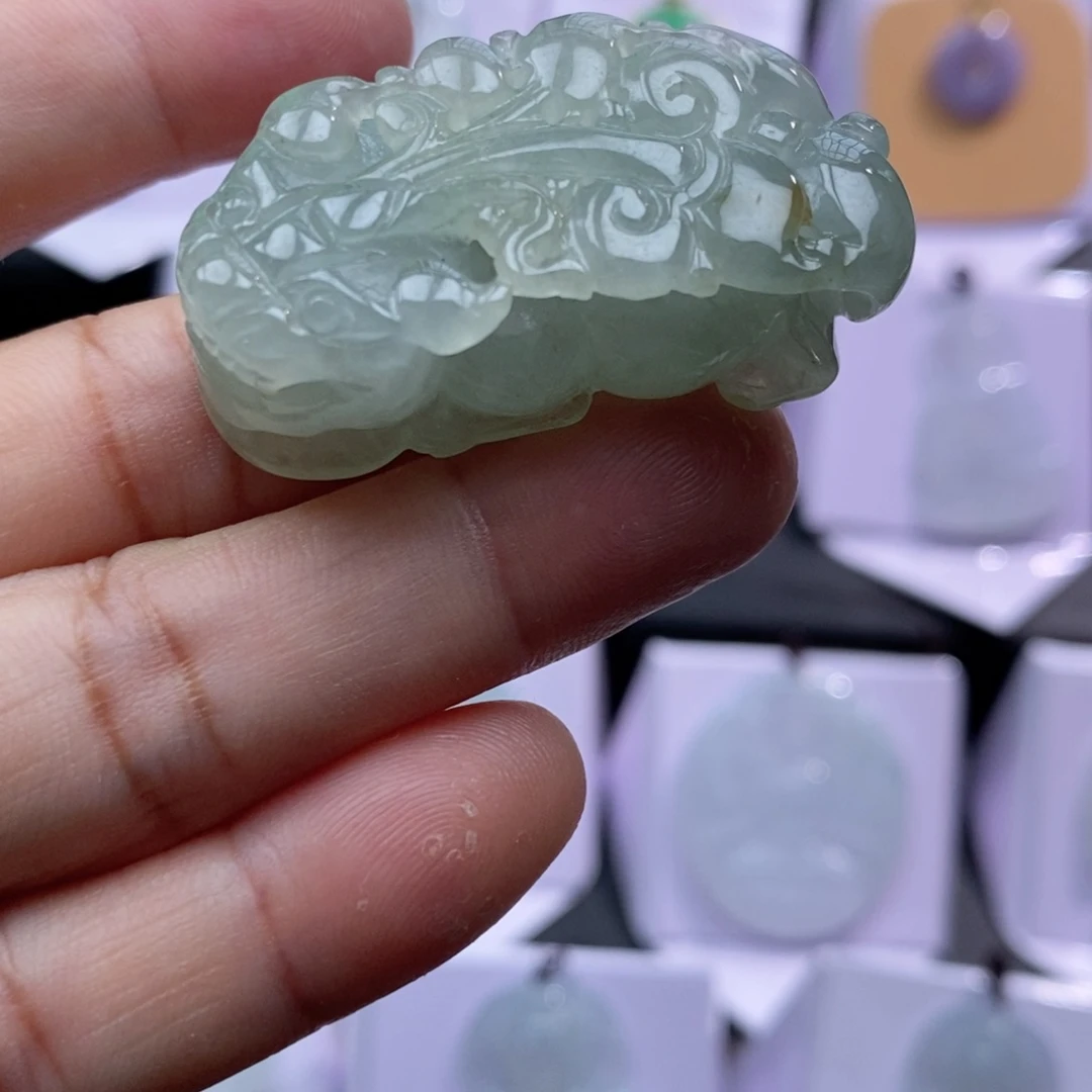 翡翠未镶嵌颈饰貔貅