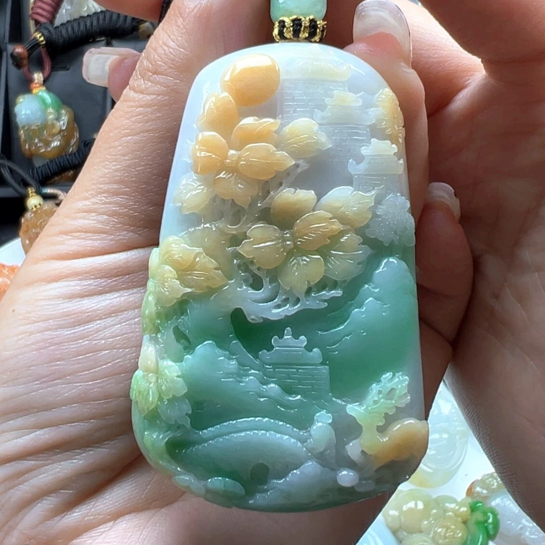 翡翠颈饰未镶嵌山水