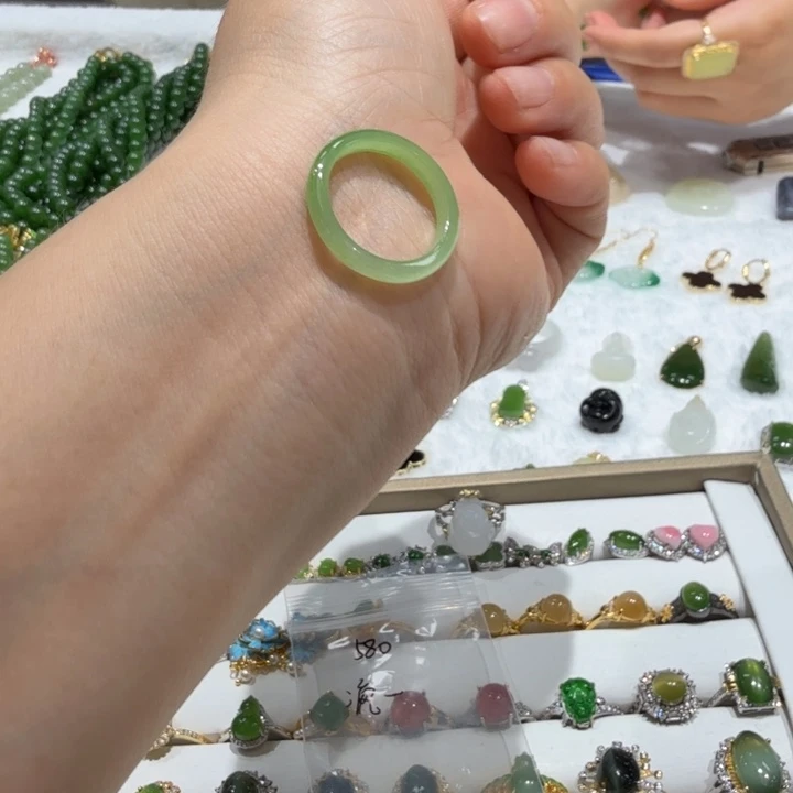 疯***》和田玉未镶嵌颈饰