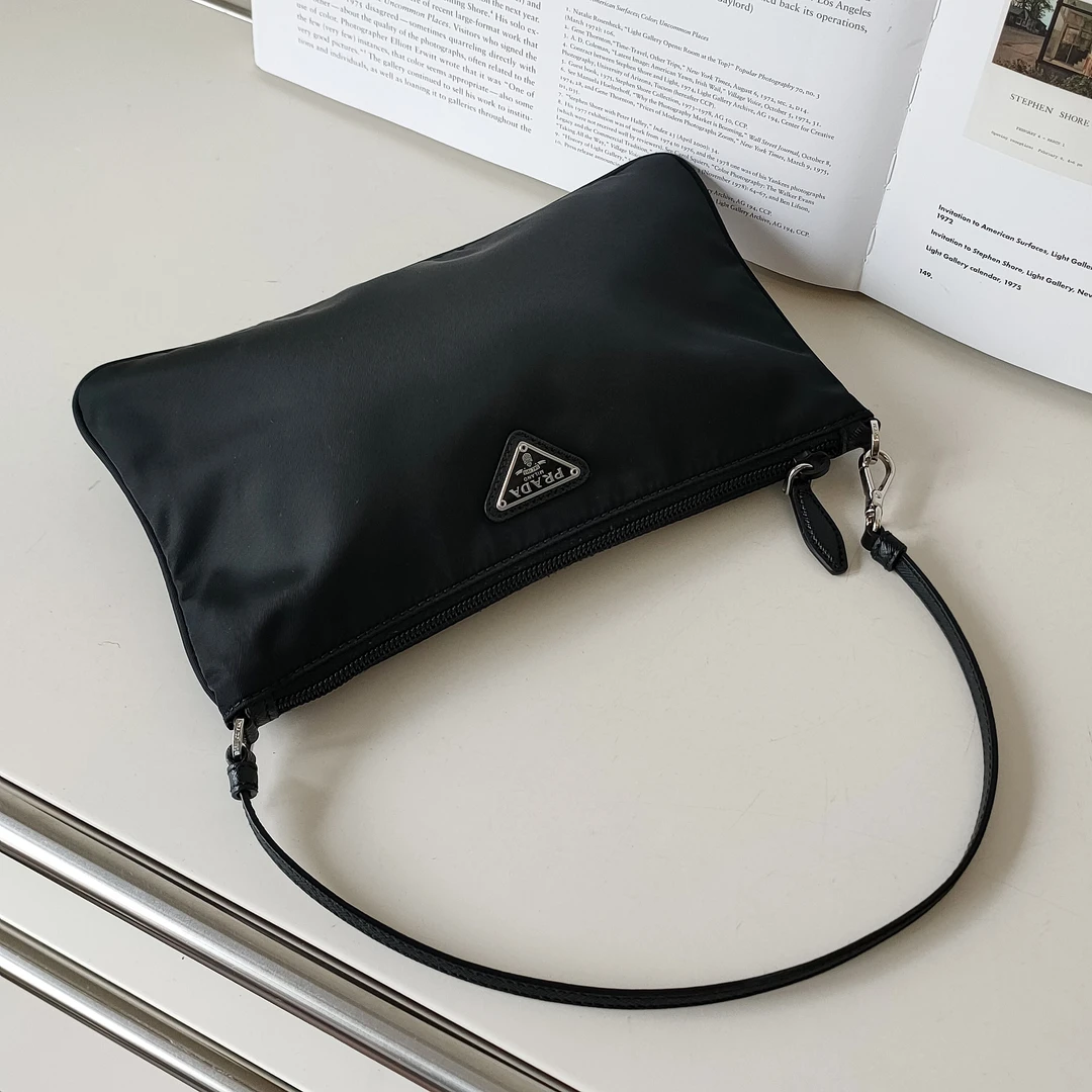 95新 Prada/普拉达 Azul- 黑银尼龙腋下手提麻将包49485