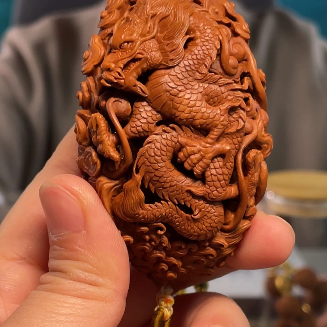 橄榄核动态镂空二龙戏珠核雕作品