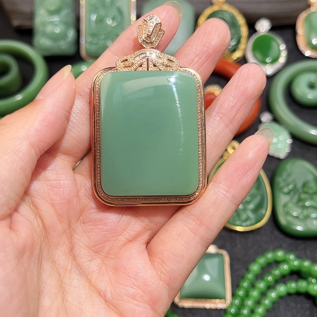 和田玉（碧玉）18K金镶嵌颈饰俄碧 粉青