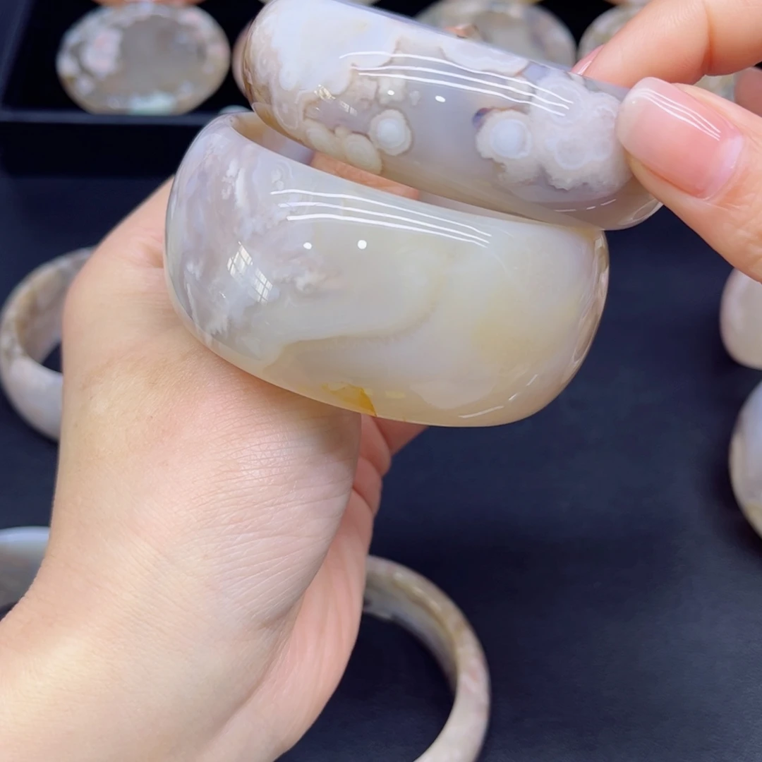 芳***林玛瑙/玉髓未镶嵌手镯60