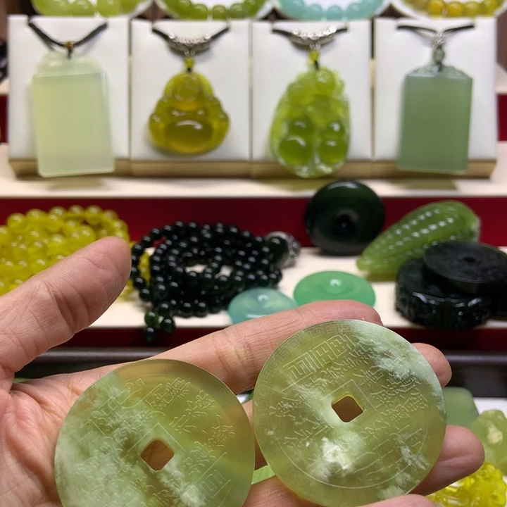 蛇纹石玉未镶嵌颈饰