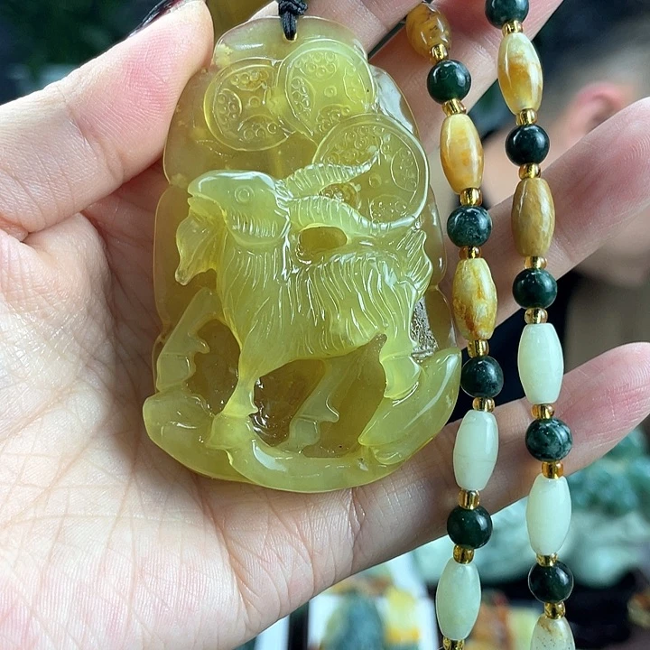 蛇纹石玉颈饰未镶嵌