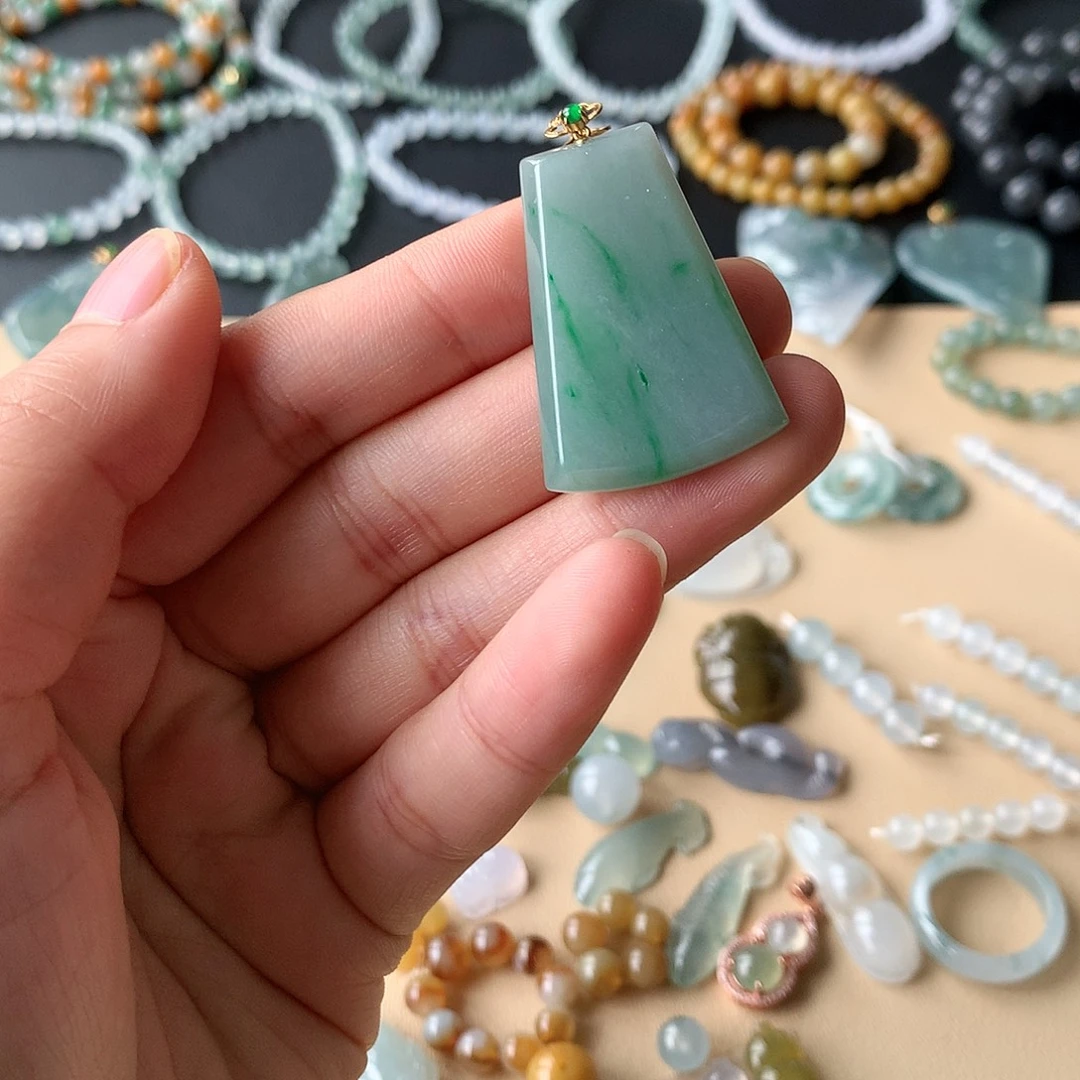 翡翠未镶嵌颈饰无事牌