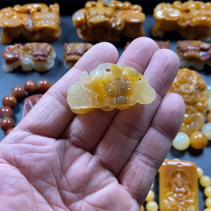 石英质玉（黄龙玉）未镶嵌颈饰