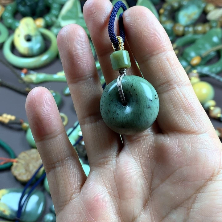 吊坠(赠链)未镶嵌岫岩河磨玉（透闪石质玉）