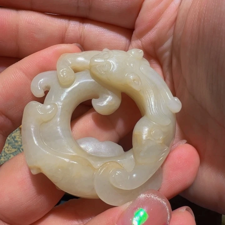 玉***人和田玉未镶嵌颈饰