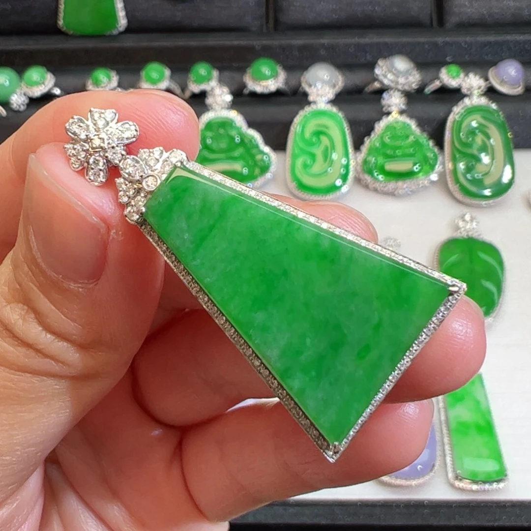 翡翠吊坠(不含链)18K金镶嵌