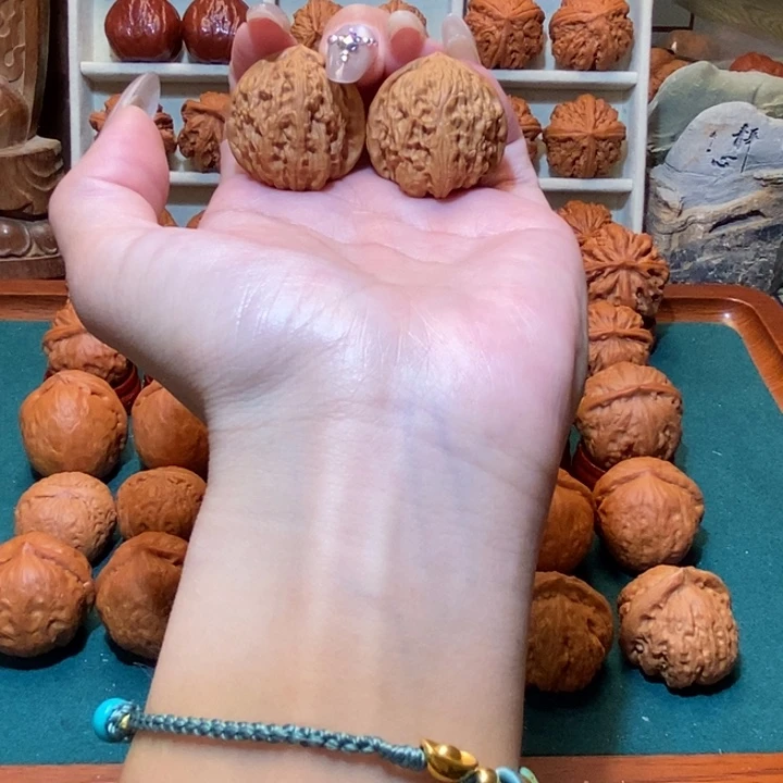 文玩核桃吊坠白狮子