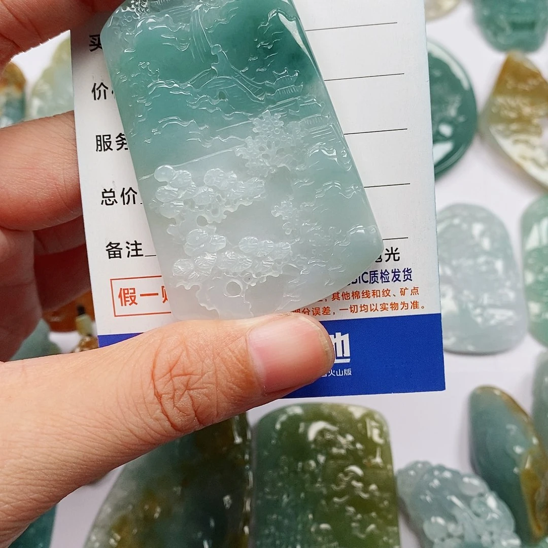 T***M颈饰未镶嵌翡翠山水