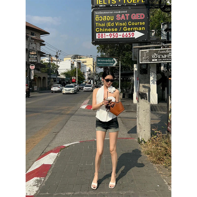 2025春季白色立体花朵挂脖吊带背心露背上衣设计感短款牛仔裤套装