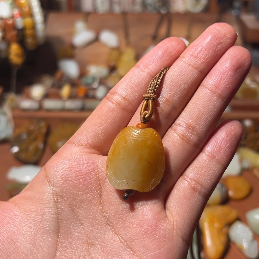 皮***周和田玉未镶嵌颈饰