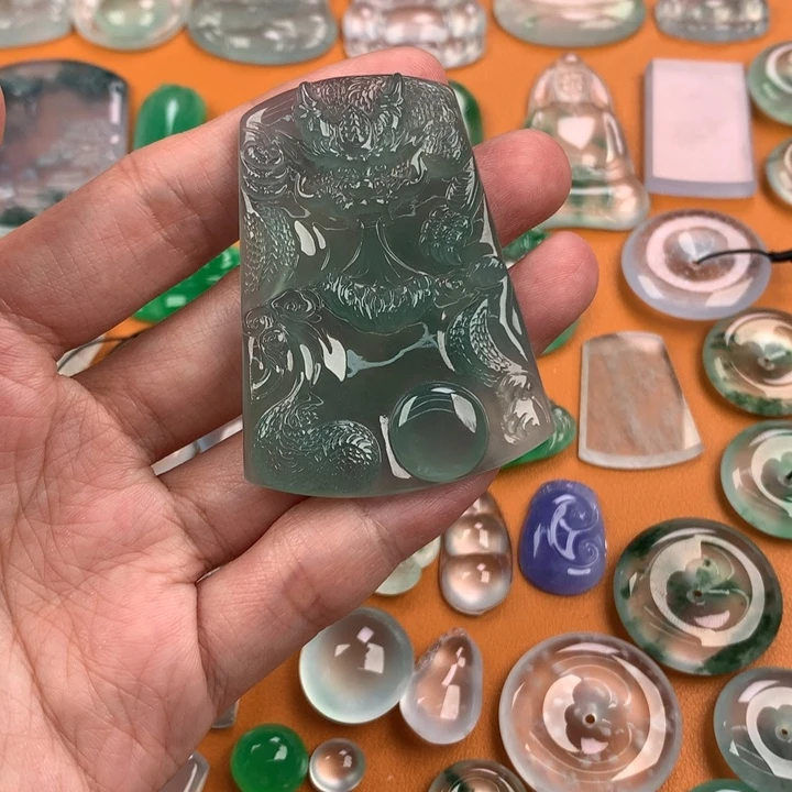 翡翠挂件未镶嵌….