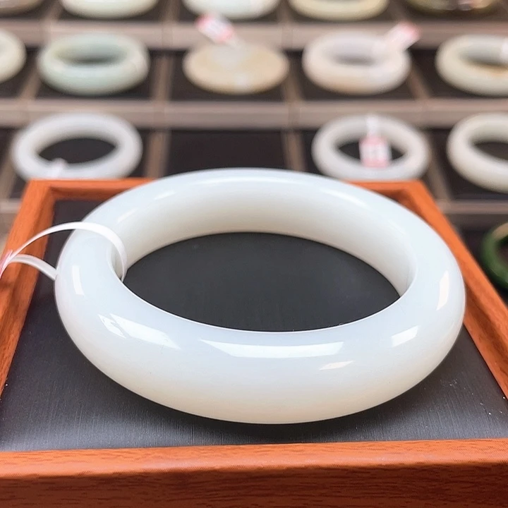 和田玉未镶嵌手镯羊脂级别