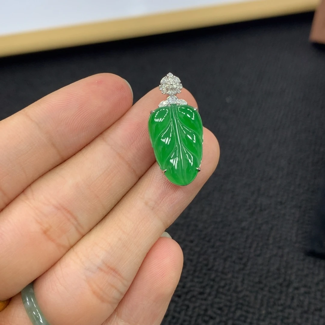 颈饰18K金镶嵌翡翠叶子