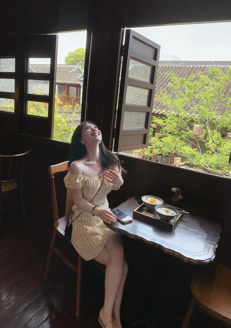 2025夏季时尚新款小众女装显瘦设计感连衣裙富家千金气质衣服裙子