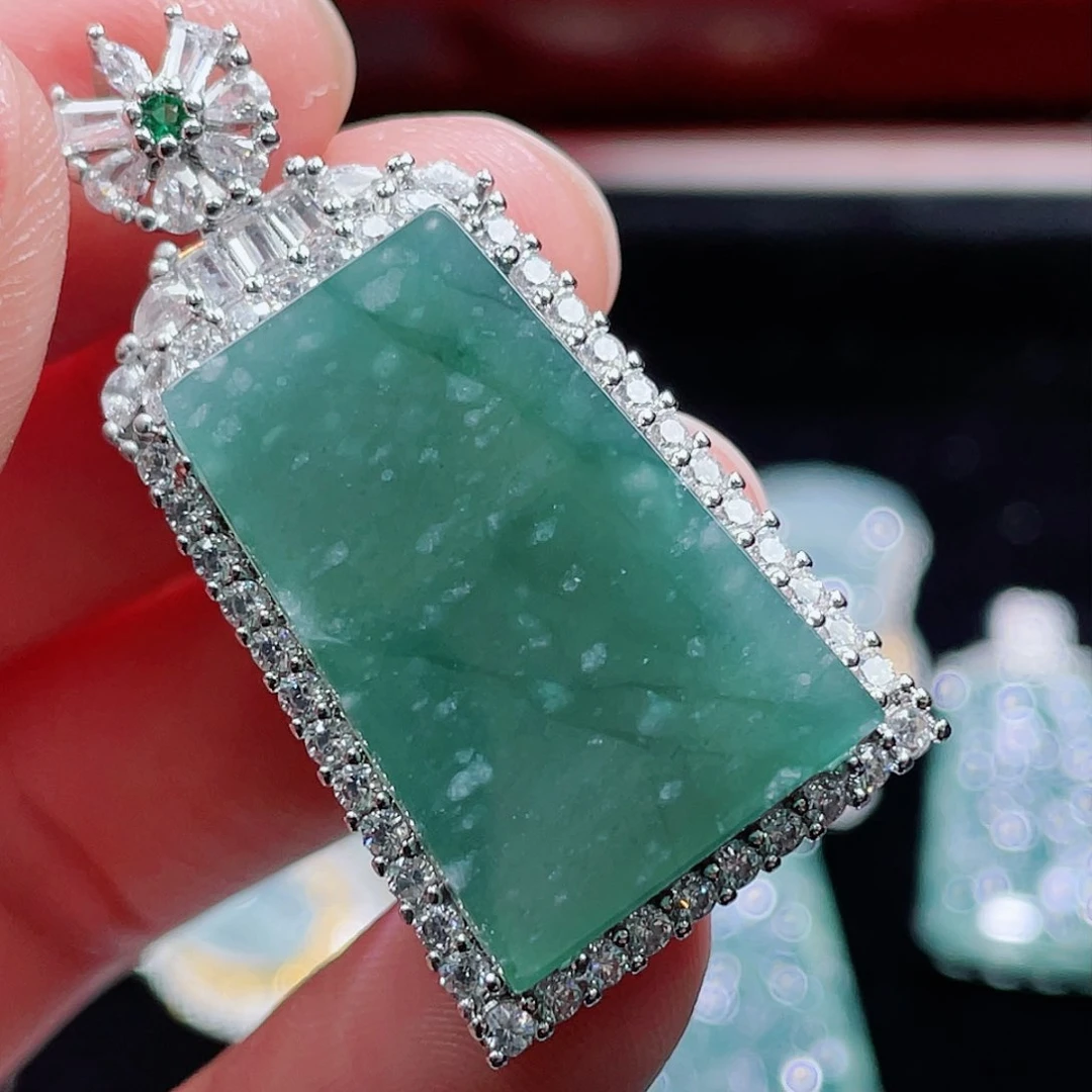 翡翠颈饰未镶嵌多样性发一件，