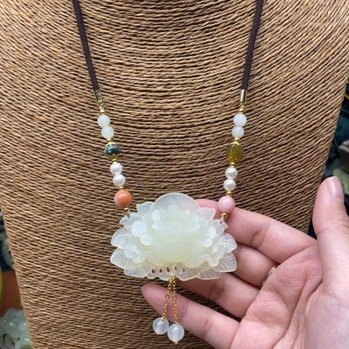 蛇纹石玉吊坠合金