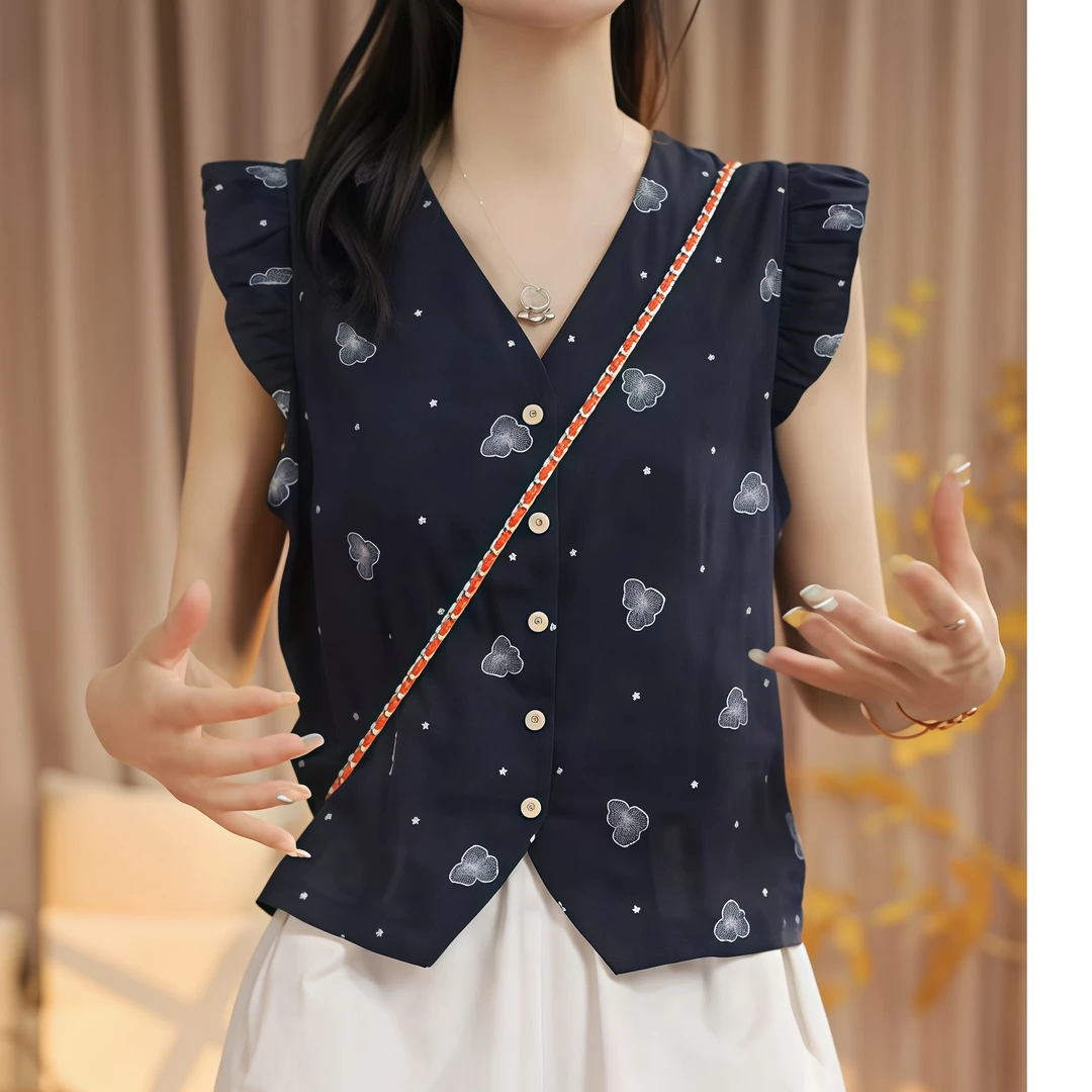 2025设计感新款减龄洋气飞飞袖上衣夏季无袖单排多扣印花设计衬衫