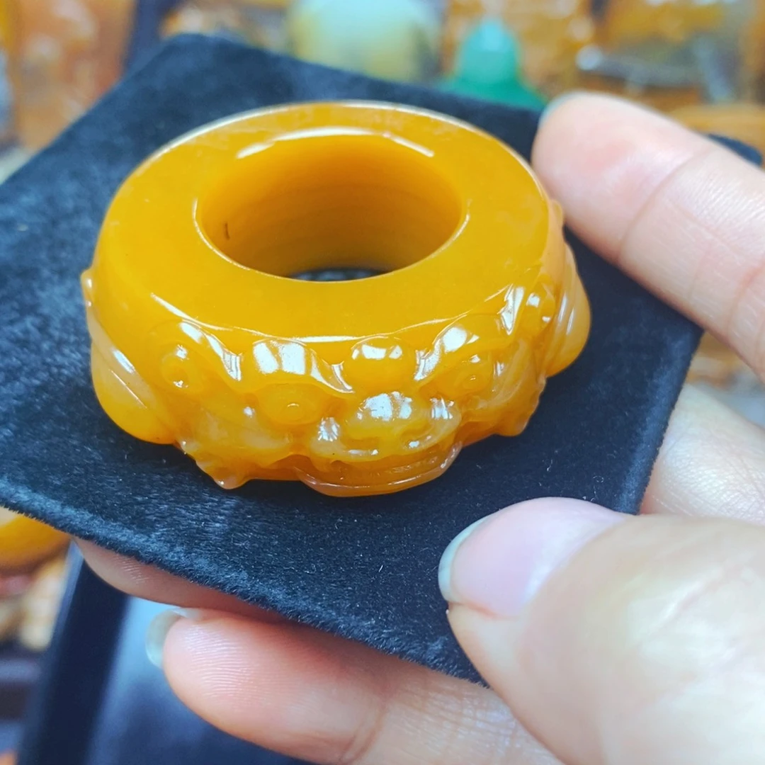 未镶嵌石英质玉（黄龙玉）颈饰