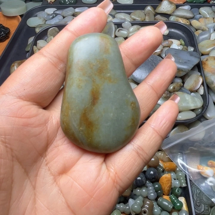 青***子和田玉（青玉）未镶嵌珠宝半成品