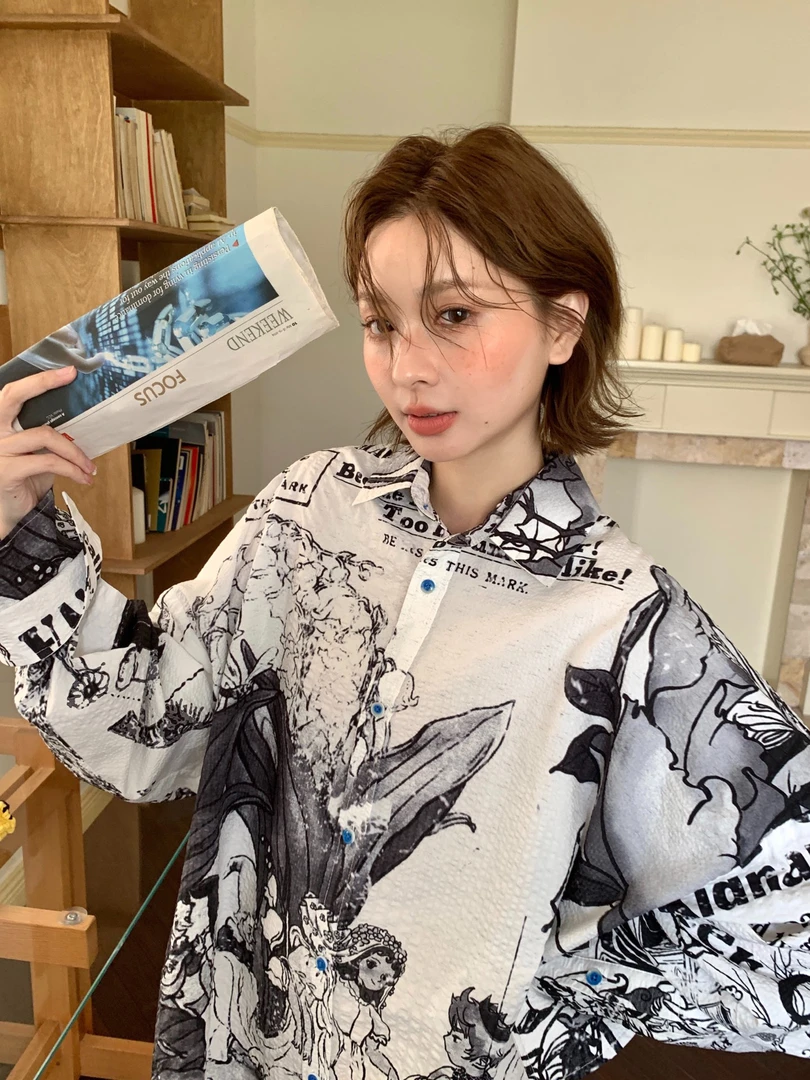 YANAG 拇指姑娘的世界报纸印花长衬衫-1590