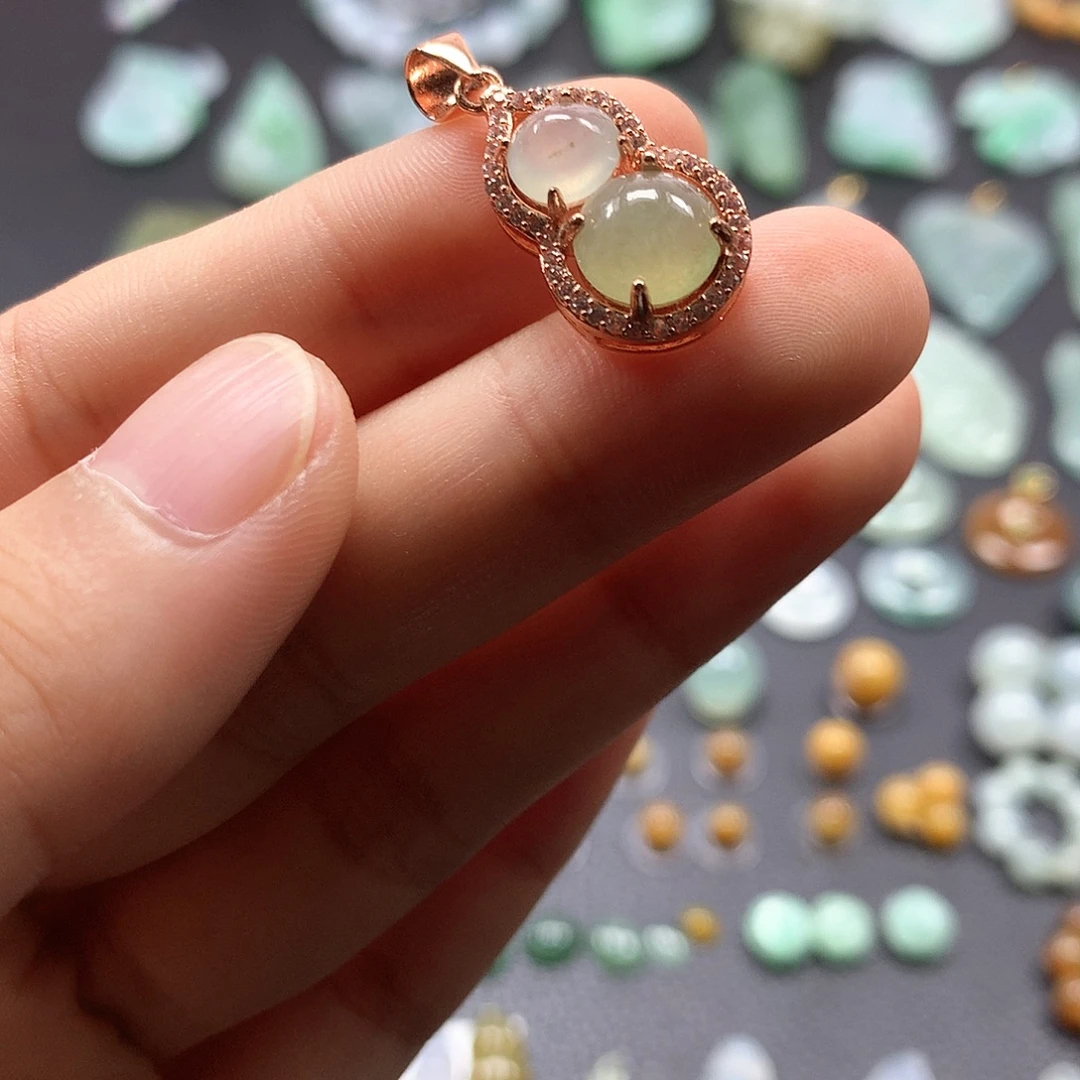 翡翠未镶嵌颈饰葫芦