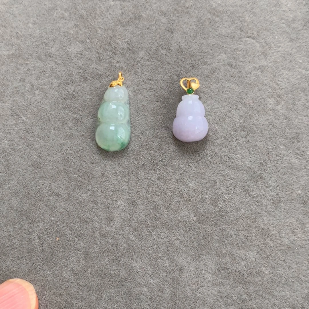 翡翠18K金镶嵌颈饰豆葫