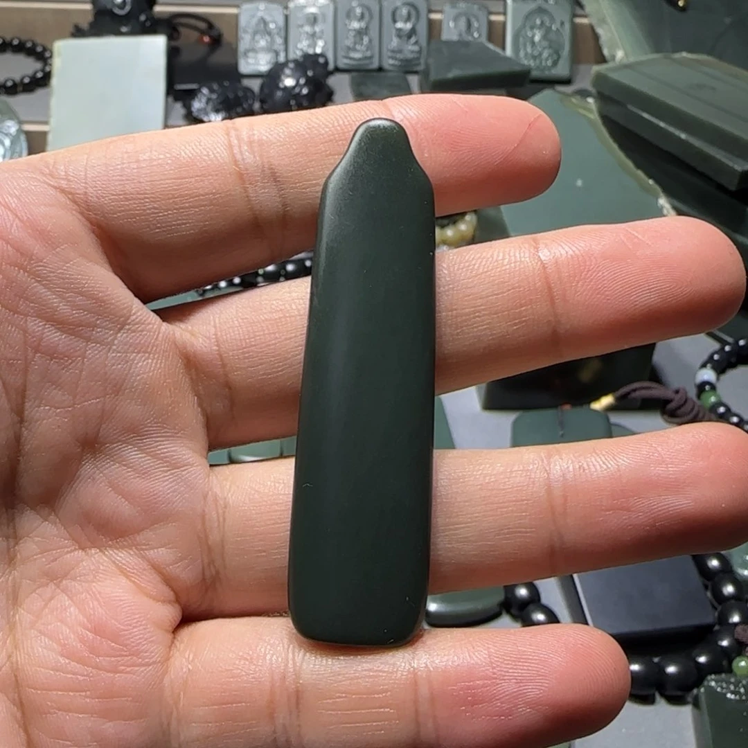 颈饰未镶嵌和田玉（青玉）