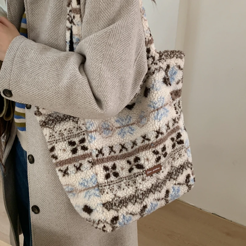 大容量水桶毛毛包女2025冬季新款复古民族风单肩包毛绒通勤托特包