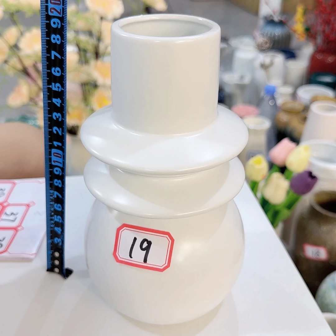19号陶瓷花瓶20厘米微瑕一个