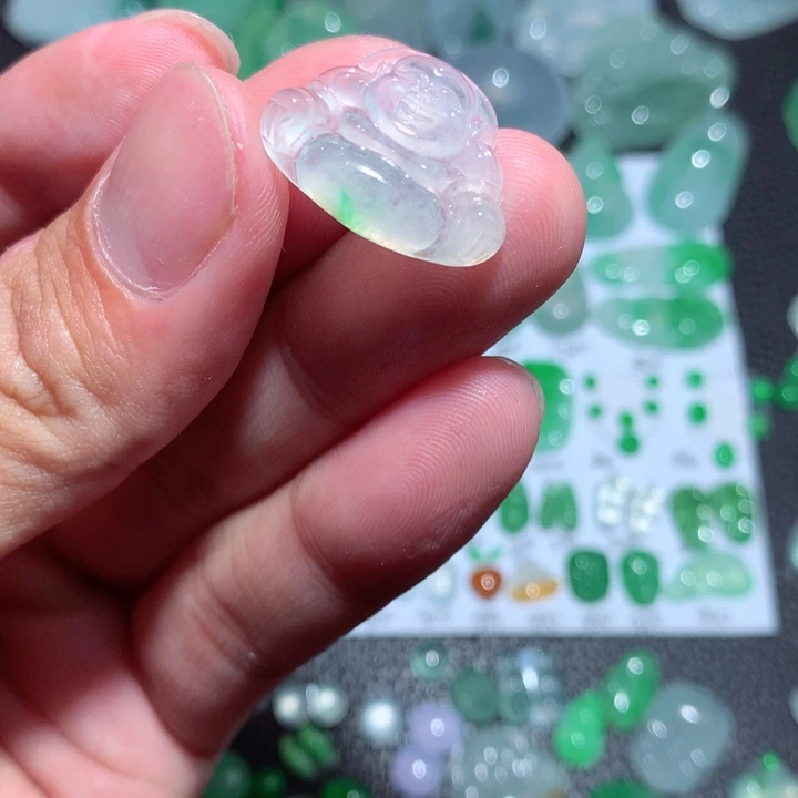 翡翠未镶嵌颈饰佛公