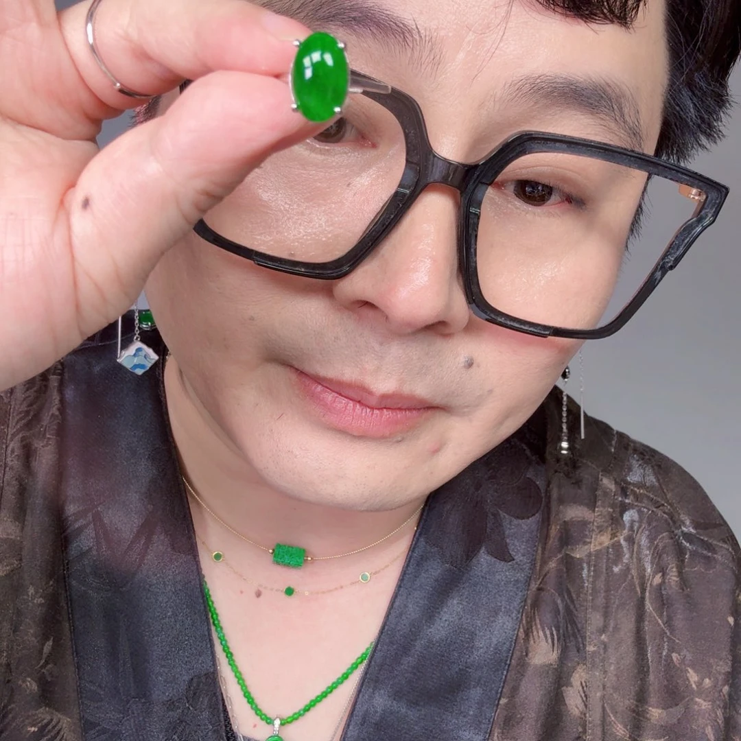 翡翠未镶嵌颈饰一件也