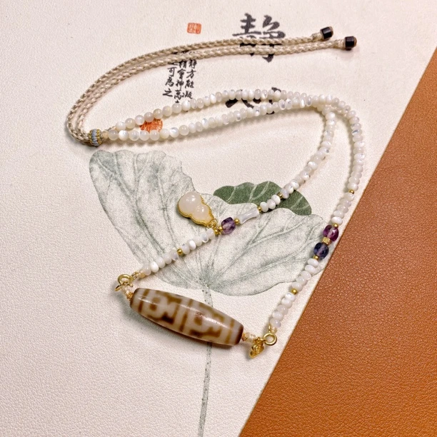 玛瑙白底嫩色八宝瓶锁骨链白色珠珠项链时尚个性设计多用链气质