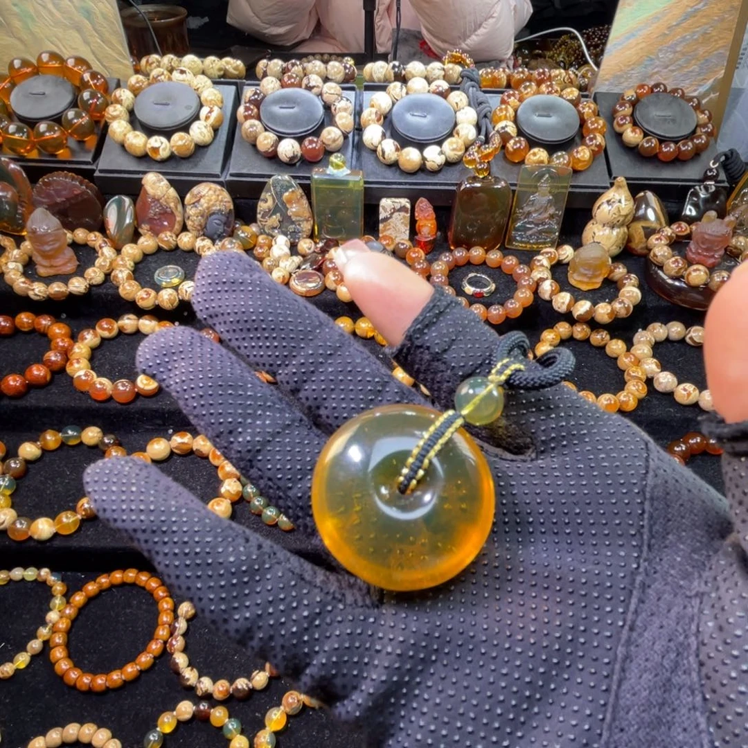 琥珀未镶嵌颈饰平安扣