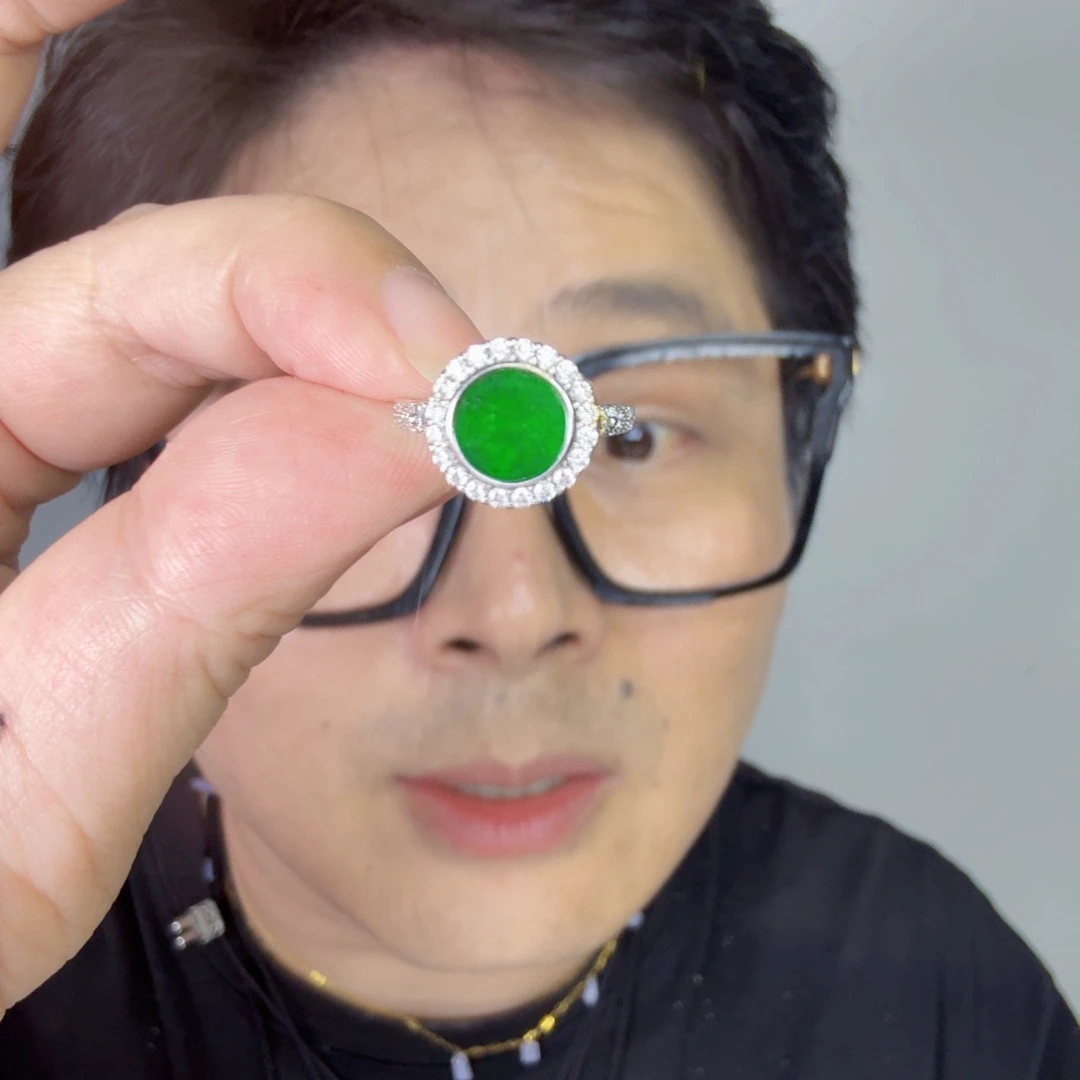 翡翠未镶嵌颈饰一件