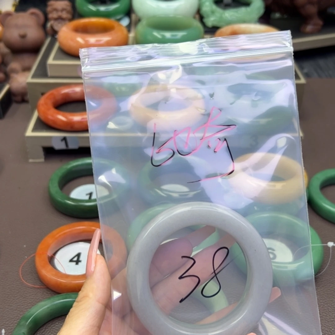 未镶嵌手镯石英岩玉比****?