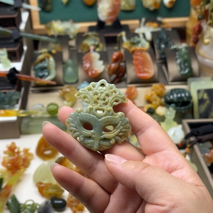 蛇纹石玉未镶嵌颈饰
