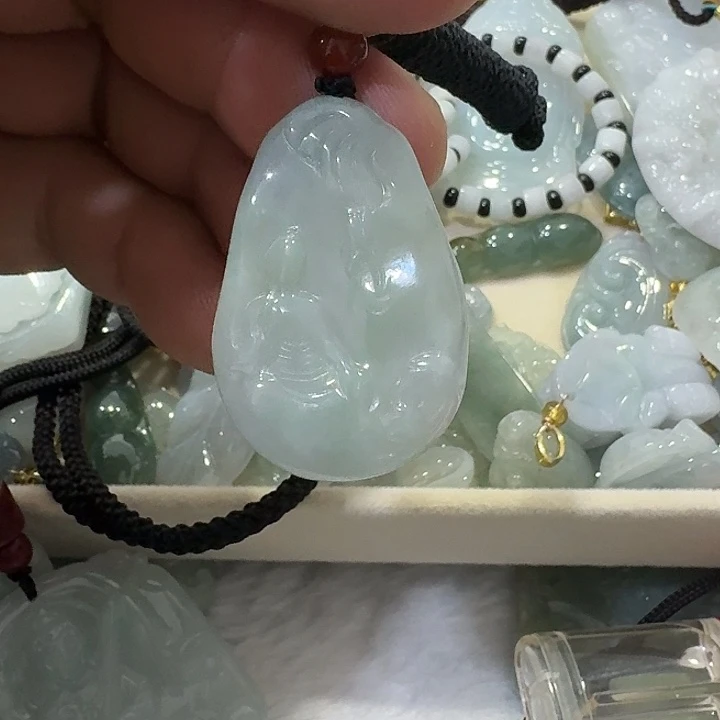 翡翠未镶嵌颈饰无相观音