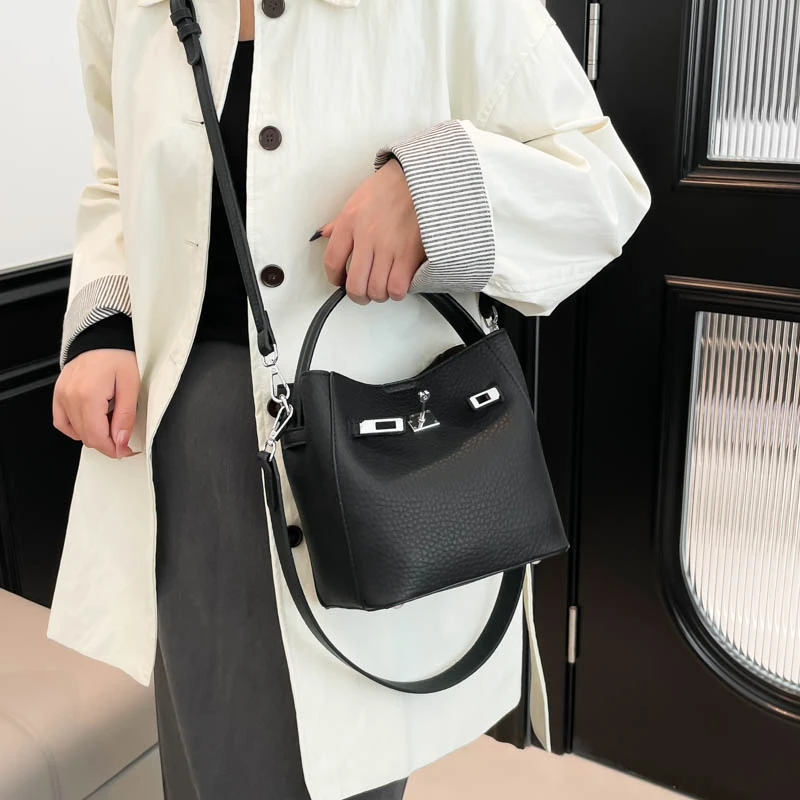 2025秋冬新款单肩斜挎手提包包女百搭水桶菜篮子母包中包凯莉铂金